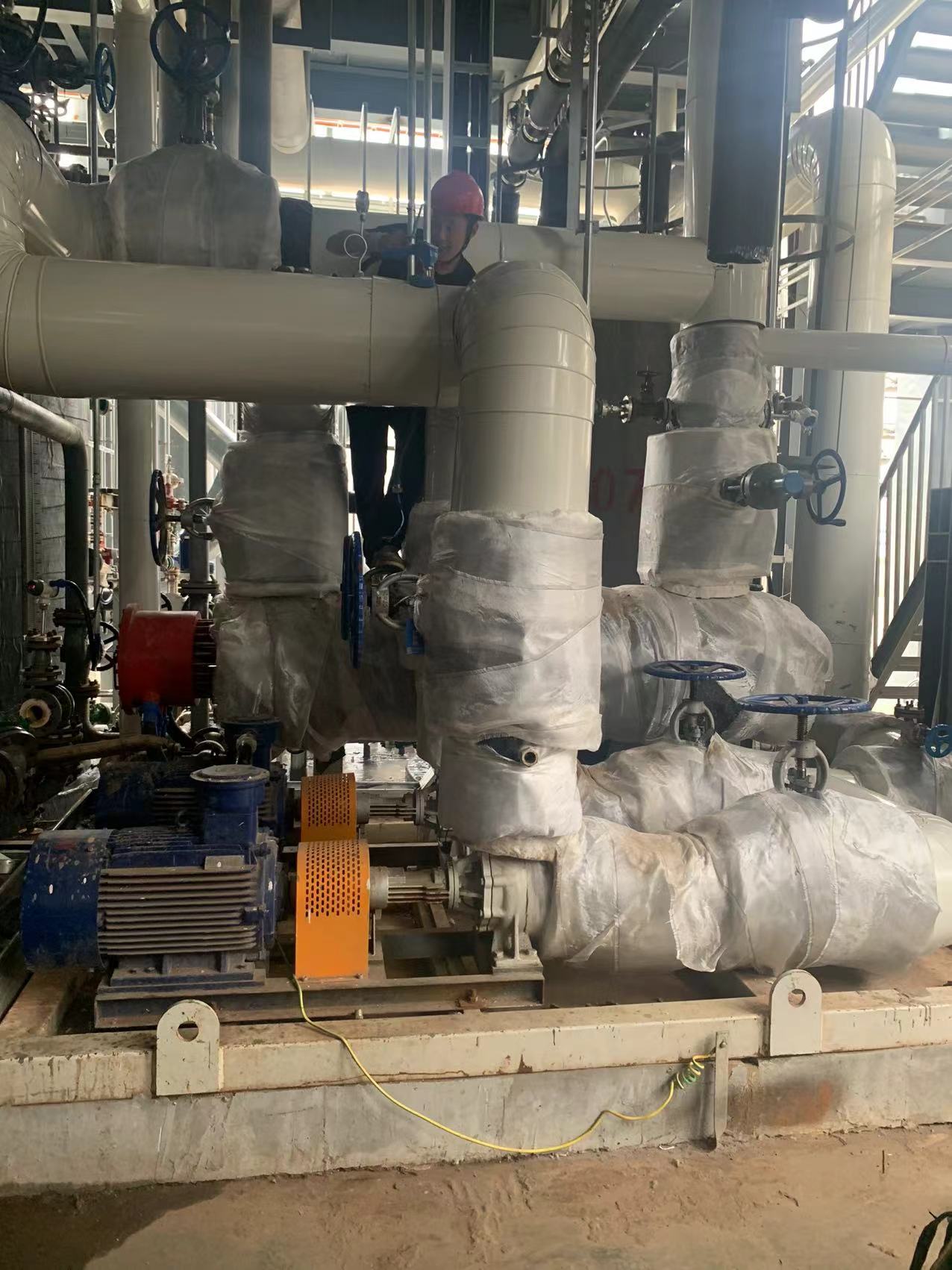 非标定制300KW导热油加热机组，实现用户新厂区的油路管道升温供暖，功能可完全根据需求选配